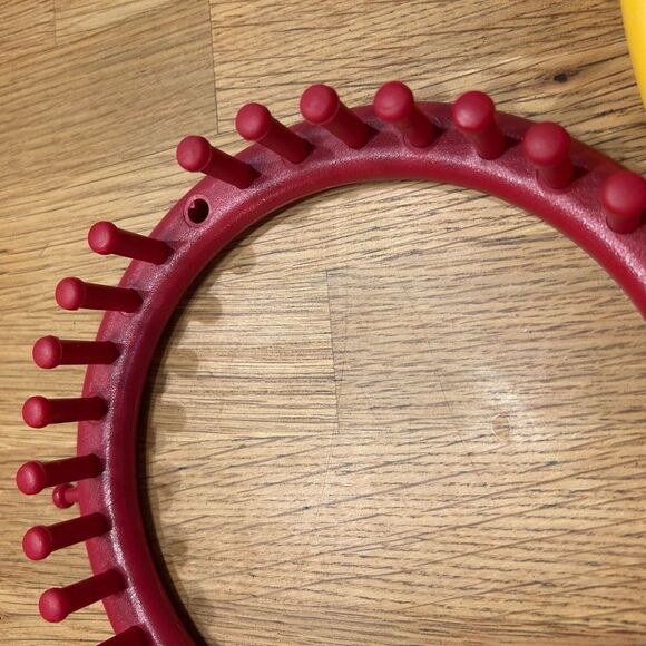 Round Knitting Set of 4 Crafting Looms - Picture 2 of 8